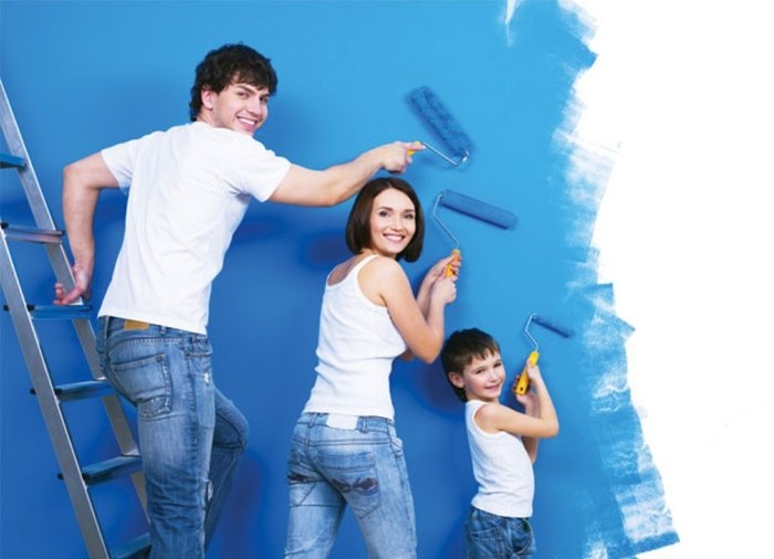 Дети помогают делать ремонт в однокомнатной квартире
